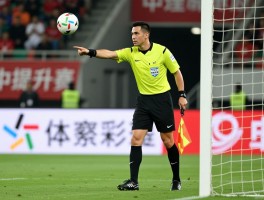 中超联赛边裁,越位判罚为何争议频发,如何提升业务水平,情绪管理重要吗