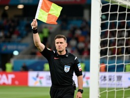 边裁无奈举旗,VAR时代边裁如何判罚越位,边裁举旗后主裁判改判怎么办