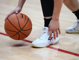 篮球走步两次是什么意思,走步违例如何判定,二次运球常见场景有哪些