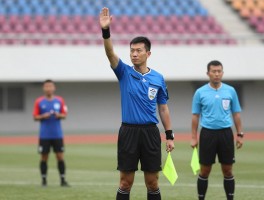 足球边裁旗那只手拿,边裁正确握旗姿势,旗语规范与实战应用,左右手如何分工