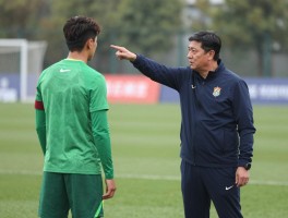 菲主帅维护球员,团队凝聚力如何提升,主帅如何应对球星冲突,球员管理方法