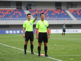 越位裁判视角是什么意思,判罚标准如何统一,助理裁判如何抓越位