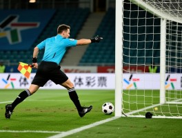 边裁疑似进球,如何判断球是否越过门线,边裁责任如何界定,争议进球如何解决