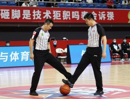 砸脚是技术犯规吗为什么,篮球砸脚裁判怎么判,脚踢球违例如何界定