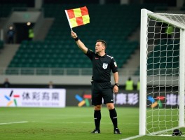 边裁举旗时机,越位举旗为什么要等,边裁如何判断越位举旗时机