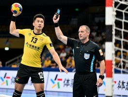 手球有进攻有利,裁判如何把握判罚尺度,什么情况会吹停比赛？