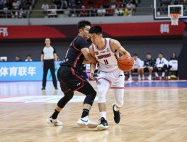 篮球赛中走步是什么意思,如何判断走步违例,中枢脚怎么确定,什么时候容易走步