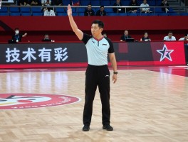 双手拍地为什么是技术犯规,裁判什么情况下会吹T,零容忍规则怎么理解