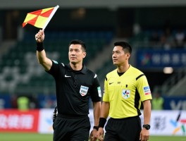 边裁要吹丨什么时候举旗,VAR时代职责变化,与主裁如何配合