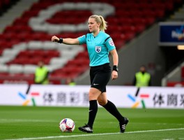 英超女边裁,如何应对赛场挑战,判罚准确率怎样提升,职业发展路径有哪些