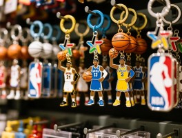 篮球挂件选购指南，NBA球星挂件有哪些,如何挑选篮球挂件,送男生什么篮球挂件好