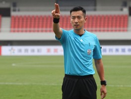 足球进攻有利条款,裁判如何判定,正确手势是什么,何时回溯判罚