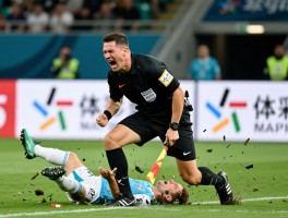 边裁崩溃瞬间,裁判情绪失控如何处理,赛场压力如何缓解