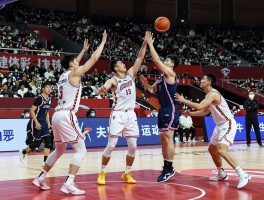 篮球捡球走步是什么意思,捡球后如何避免走步,走步规则详细解读