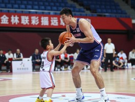 篮球掏球丨小个子如何防守大个子,什么时候掏球最好,怎样避免打手犯规