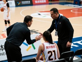 篮球宝贝被教练弃用背后真相,球员教练矛盾如何化解,战术体系如何适配球员