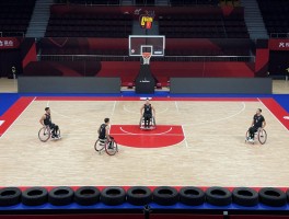 篮球场轮换策略怎么安排，轮椅篮球规则有什么不同，场地规格标准是多少，轮胎怎么选