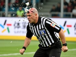 边裁脑袋被砸,比赛中断怎么办,裁判安全如何保障,袭击裁判有何后果