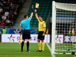 边裁点球,如何判断是否有效,主裁判为何改判,VAR如何影响判罚