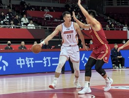 中锋一打二实战策略，如何破解双人包夹，防守选位有什么技巧，怎样快速发动反击