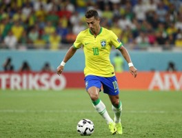 巴西球员小罗,技术特点是什么,为什么叫足球精灵,巅峰期有多强