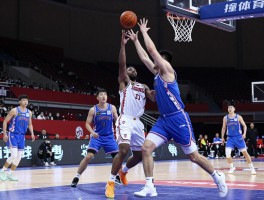 撞中锋实战篮球,如何用身体对抗中锋,中锋碰撞有什么技巧,怎样合理冲撞