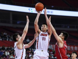 中锋的独特进攻丨低位单打技巧，勾手投篮要领，现代中锋如何发挥内线优势