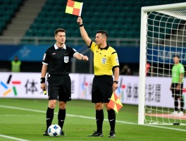 边裁接球，足球边裁的职责与权限范围,判罚越位的核心依据是什么,如何通过旗语与主裁沟通