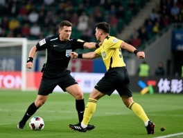 主裁殴打边裁,足球赛场暴力如何仲裁,裁判冲突怎样处罚,权威解读行业规范