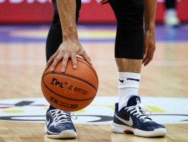 篮球走步违规是什么意思,什么是中枢脚,如何避免走步违例