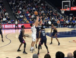 进攻有利区冲撞规则,什么是合理冲撞区,如何判断阻挡犯规,NBA和FIBA规则差异