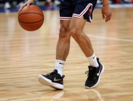 走篮球走步是什么意思,什么是中枢脚,走步判罚标准是什么