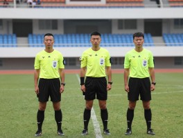 足球边裁有几人,边裁和助理裁判区别是什么,边裁主要职责有哪些,怎样成为边裁