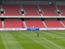 越位处于对方半场是什么意思,中线在越位判罚中起什么作用,如何利用半场规则避免越位