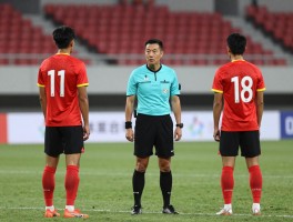 球员亲边裁,职责与压力如何平衡,冲突如何判罚,边裁权威如何保障