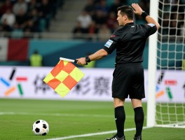 足球边裁如何判罚越位,边裁旗语代表什么,边裁如何与主裁配合