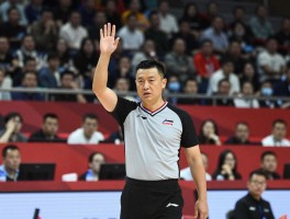 篮球打手势解析,裁判如何示意，判罚标准是什么，与违例有何区别