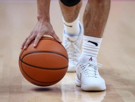 篮球走步规是什么意思,如何判断走步违例,中枢脚怎么确定,走步和二次运球区别