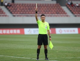 足球边裁举旗规则,越位时如何举旗,界外球判罚信号是什么,角球旗语如何表示