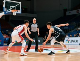 篮球规则进攻有利原则,如何把握攻防平衡,裁判判罚尺度解读