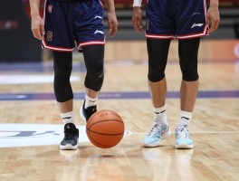 篮球走步是什么意思啊,中枢脚如何判定,常见的走步违例情形有哪些