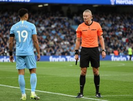 哈兰德边裁,哪些争议判罚改变比赛,裁判如何保护球星,VAR技术如何改变判罚