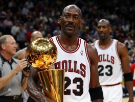 乔丹为何是篮球之神,巅峰期多强,几个总冠军,历史地位如何