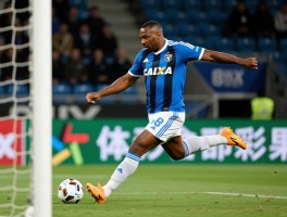 佩莱的中锋技巧，中锋位置如何踢,佩莱技术如何学习,中锋进攻技巧有哪些