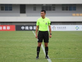 中线边裁的职责是什么,越位判罚技巧,与主裁如何配合