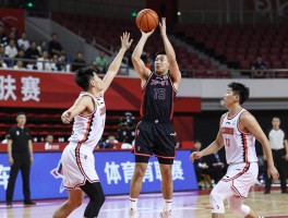 郭少中锋战术价值解析,为何客串中锋位置,对球队阵容有何影响