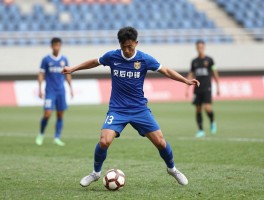 拖后中锋是什么,战术作用有哪些,与突前中锋的区别,如何成为一名优秀拖后中锋