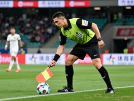 边裁越位判罚失误,如何减少越位误判,边裁判罚越位的技巧,VAR如何辅助边裁