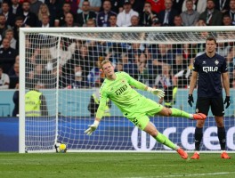 诺伊尔面对点球,扑点率有多少,巅峰期扑点成功次数,与布冯相比谁更强