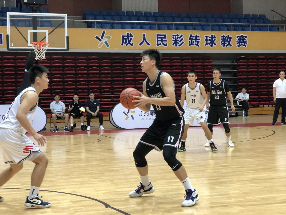 篮球后转身运球教学,如何确定中枢脚,转身时如何保护球,转身后如何快速启动 篮球后转身运球教学,如何确定中枢脚,转身时如何保护球,转身后如何快速启动